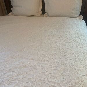 Pottery Barn King Duvet w 2 Euros